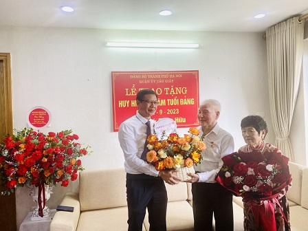 Đồng chí Đặng Hữu đón nhận Huy hiệu 75 năm tuổi Đảng
